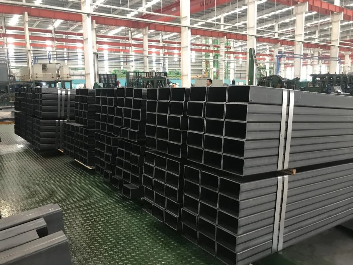 Thép hộp được tập kết trong nhà máy